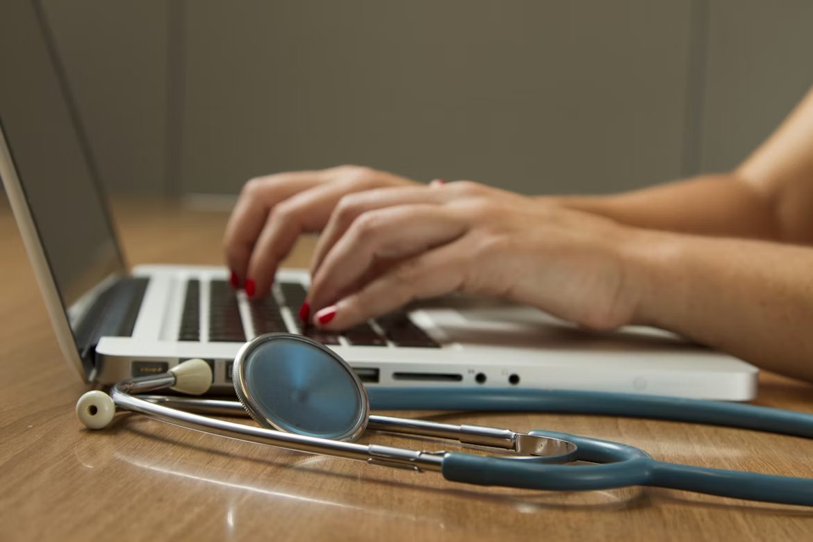 Caso de estudio: Optimización de Tiempos en Sector Salud para MediCare Group